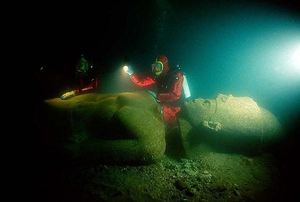 1. Mısır açıklarında bilim insanları ve dalgıçlar çok uzun süre önce kaybolmuş olduğu düşünülen buluntulara rastlamışlardı!