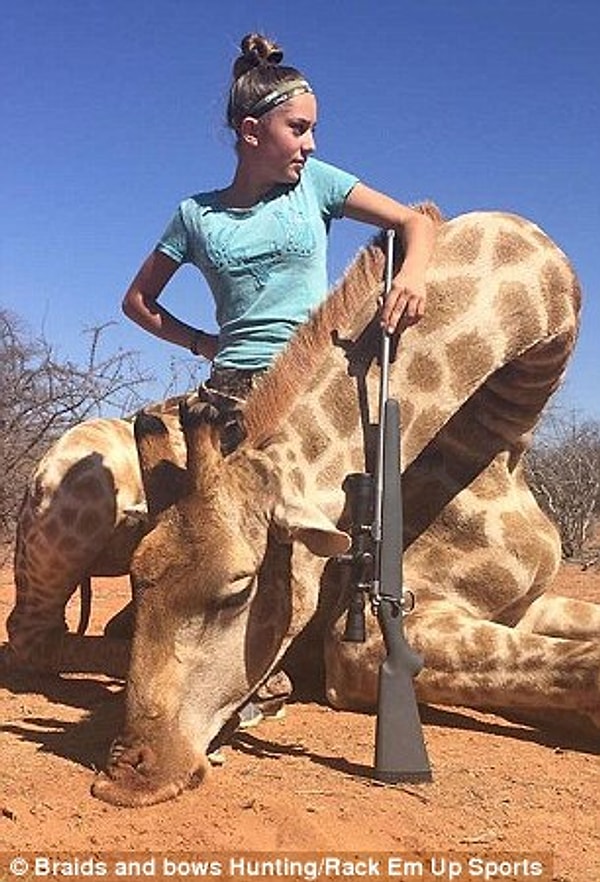 5. Те, кто защищает девушку, говорят, что она помогает с природоохранными мероприятиями, а также жертвует мясо убитых животных сиротским приютам в Африке.