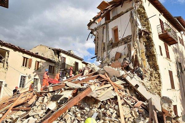 6. Arquata del Tronto'da kurtarma ekipleri, depremin kurbanlarını ararken bir yandan da enkazı temizliyor.