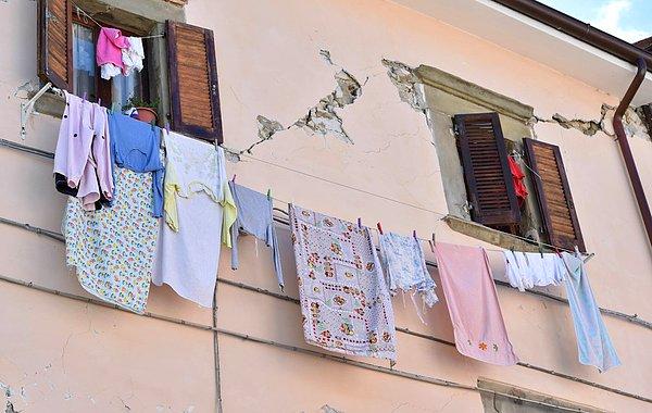 14. Accumoli'de zarar görmüş binanın duvarlarına asılan çamaşırlar...