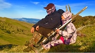 8 Yaşındaki Kızının Avladığı Geyiğin Hala 'Sıcak ve Titreyen Yüreğini' Isırmasına İzin Veren Baba