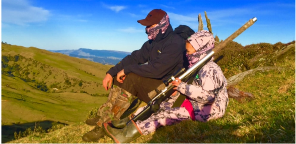 8 Yaşındaki Kızının Avladığı Geyiğin Hala 'Sıcak ve Titreyen Yüreğini' Isırmasına İzin Veren Baba