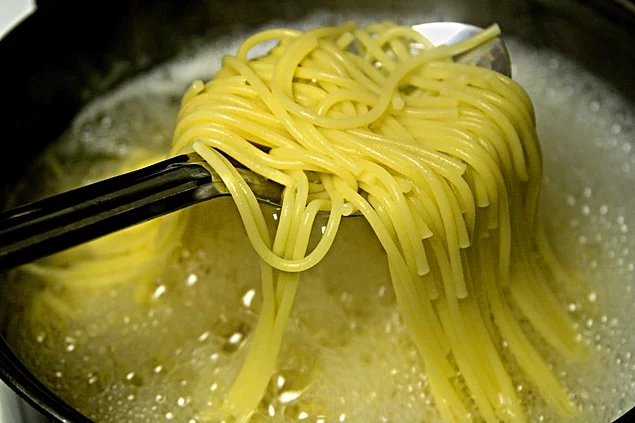 Миф: "Если добавить в воду оливковое масло, спагетти не слипнутся"