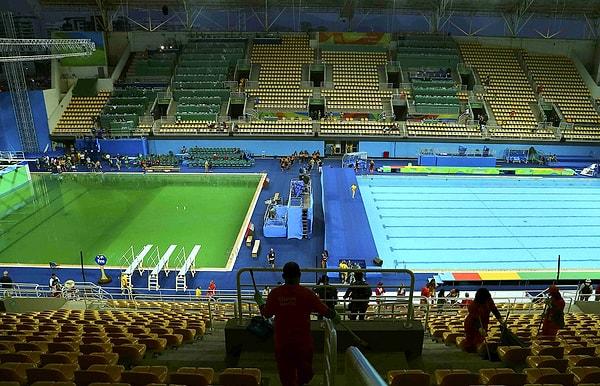 13. Yanlış kimyasallar konulan olimpik havuzun yeşil renge dönmesi akıllara kazındı.