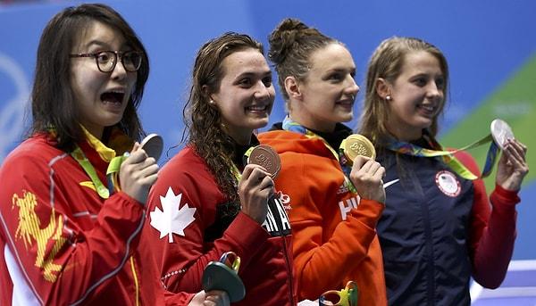 18. Kadınlar 100m sırtüstü madalya töreninde Çinli yüzücü Fu Yuanhui'nin komik yüz ifadesi.