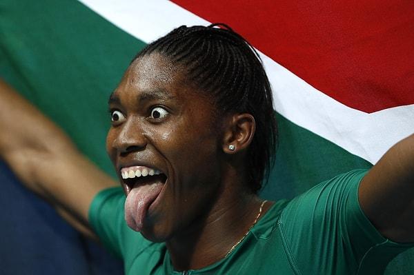 24. Güney Afrikalı Caster Semenya 800m finalde madalyanın sahibi oluyor ve sevinçten deliye dönüyor.
