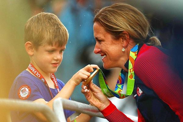 25. Lucas William Savola annesi ABD'li sporcu Kristin Armstrong'un bisiklette kazandığı altın madalya nasılmış diye bakıyor.