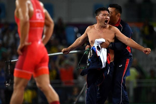 35. 65kg güreşte bronz madalya kaybeden Moğol sporcunun antrenörünün hakeme itirazı.