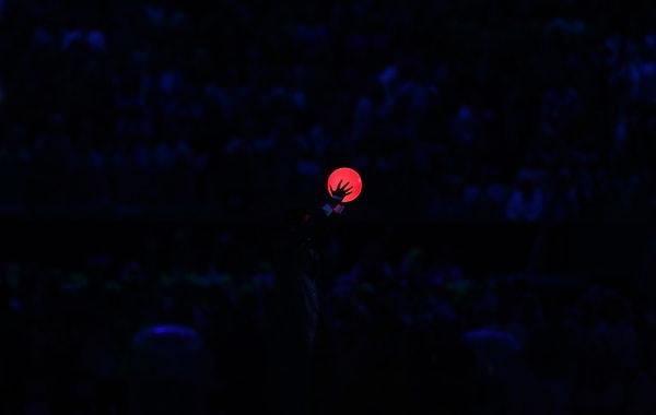 39. Japonya başbakanı Shinzo Abe kırmızı parlayan topu Olimpiyat ateşini Rio'dan devralmanın gururuyla havaya kaldırıyor.