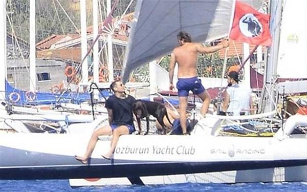 Küçük bir tekne turu yapan Kıvanç Tatlıtuğ, yanına ünlü oyuncu Çağatay Ulusoy'u da alarak birlikte tura çıktılar