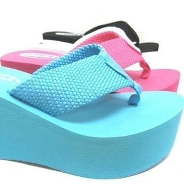 12. Шлепанцы на платформе считались самой модной обувью