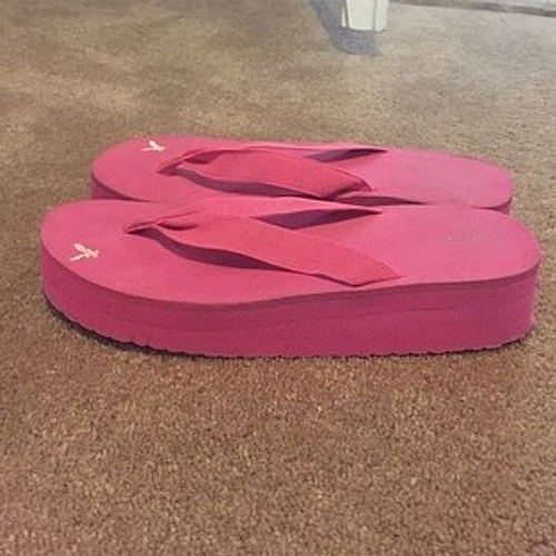 Шлепанцы на платформе считались самой модной обувью