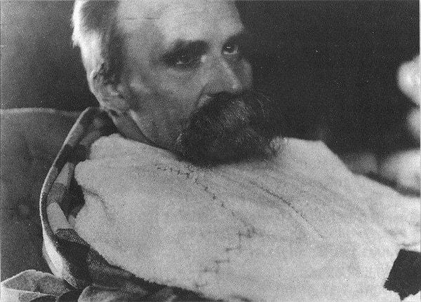 22. Friedrich Nietzsche bir psikiyatri hastanesindeyken, 1899.