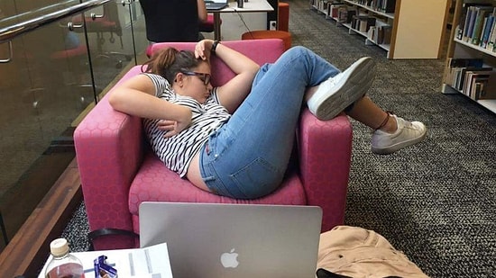 Студентка уснула в библиотеке, и вот что из этого вышло