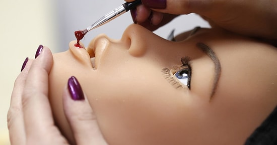 Тайный взгляд на фабрику секс-кукол (18+)