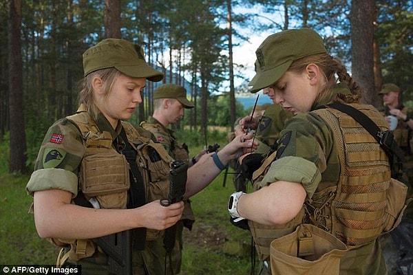 Aslında Norveç'te kadınlar on yıllardan beri askerlik yapıyorlar. Ancak bu gönüllülük esasına göreydi.