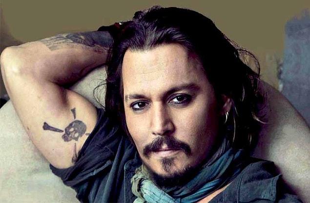 1. Johnny Depp gözlerine sürdüğü sürmeyi sadece rol icabı olarak filmlerde değil, gerçek hayatında da tercih ediyor.