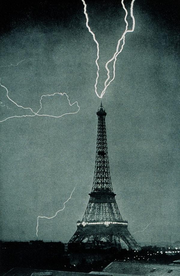 28. Yıldırım çarptığı sırada Eyfel Kulesi, 3 Haziran 1902.