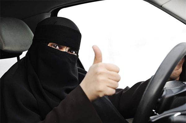 4. Suudi Arabistan'da kadınların araba sürmesi yasaktır.