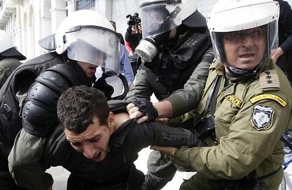 8. Yunanistan'da, HIV olduğu şüphesi taşıyan kişilerin kanıt gösterilmeden polis tarafından tutuklanması yasaldır.