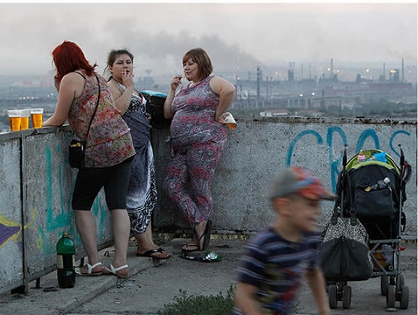 16. Вышли на прогулку с детьми. О здоровье заботятся, сердобольные мамочки!