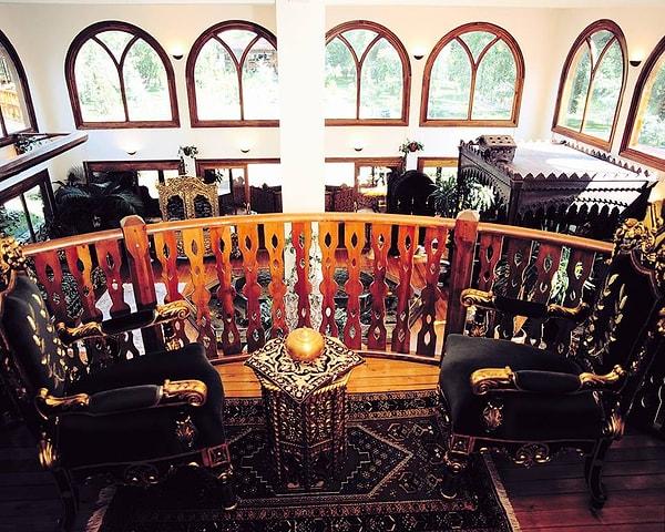 9. Köşkün içerisine de bakalım: Her detay, her aksesuar Osmanlı tarzında! Girişteki asma kattan işte böyle bir görüntü oluşuyor.