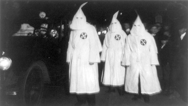 Irkçı bir örgüt olan KKK, beyazların üstünlüğüne inanıyordu.