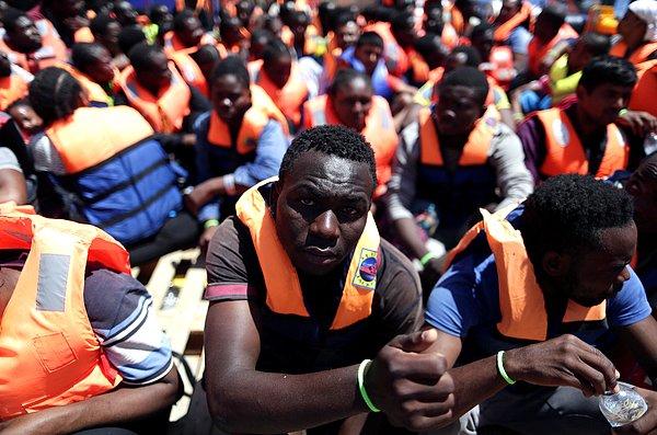 Sadece son dört günde Libya kıyıları ile İtalya arasında 10 bin insanın kurtarıldığı bildirildi.