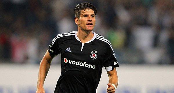 Beşiktaş'ta form tutan Gomez oynadığı futbolla göz doldurdu ve Almanya milli takımına kadar tekrar yükseldi