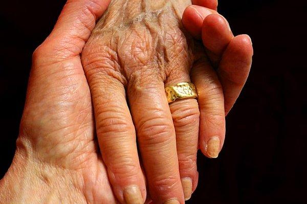 "96 yaşındaki büyük annem, 100 yaşındaki büyük babam... Büyük annemin ölümünden saatler önce. 77 yıllık bir evlilik..."