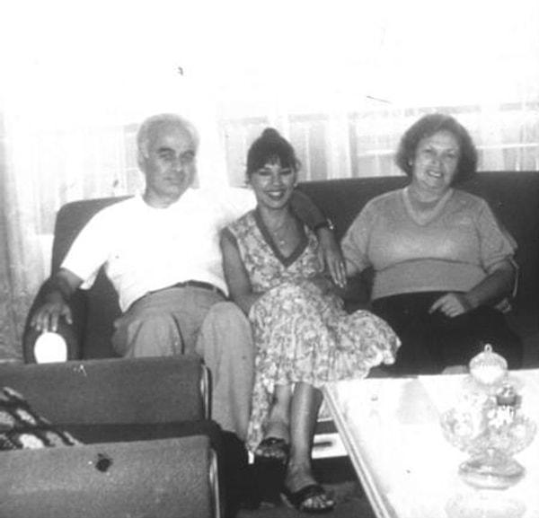 4. Sezen Aksu anne ve babasıyla.