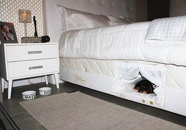 8. Köpeğinin yatağın üzerine atlamasını istemeyen yaratıcı kişi, köpeği için yatakta bir bölme yaptı. Böylece köpeği ile aynı yatakta, istediği şartlar altında uyuyabiliyor.
