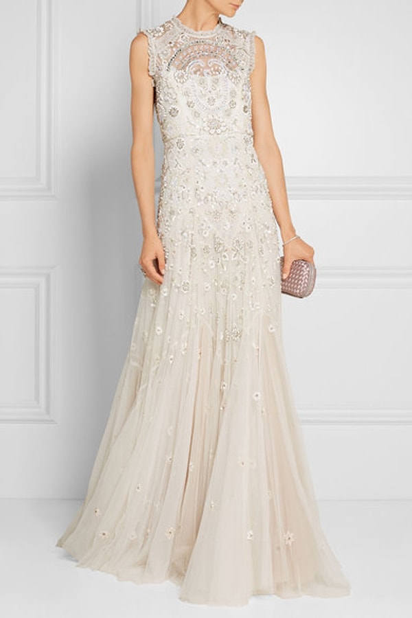 10. Ослепительный вариант свадебного наряда с аккуратными блестками и небольшим шлейфом