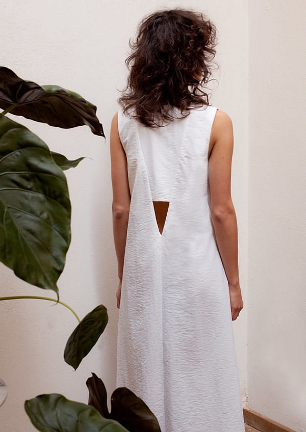 33. Просторное платье с V-образным вырезом на спине. Вариант для истинных бунтарок