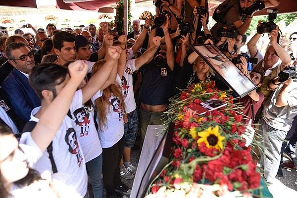 Türkali'yi uğurlayanlar arasında TBMM Başkanı İsmail Kahraman'ın gündeme getirdiği Devrimci Liseliler üyesi öğrenciler de vardı