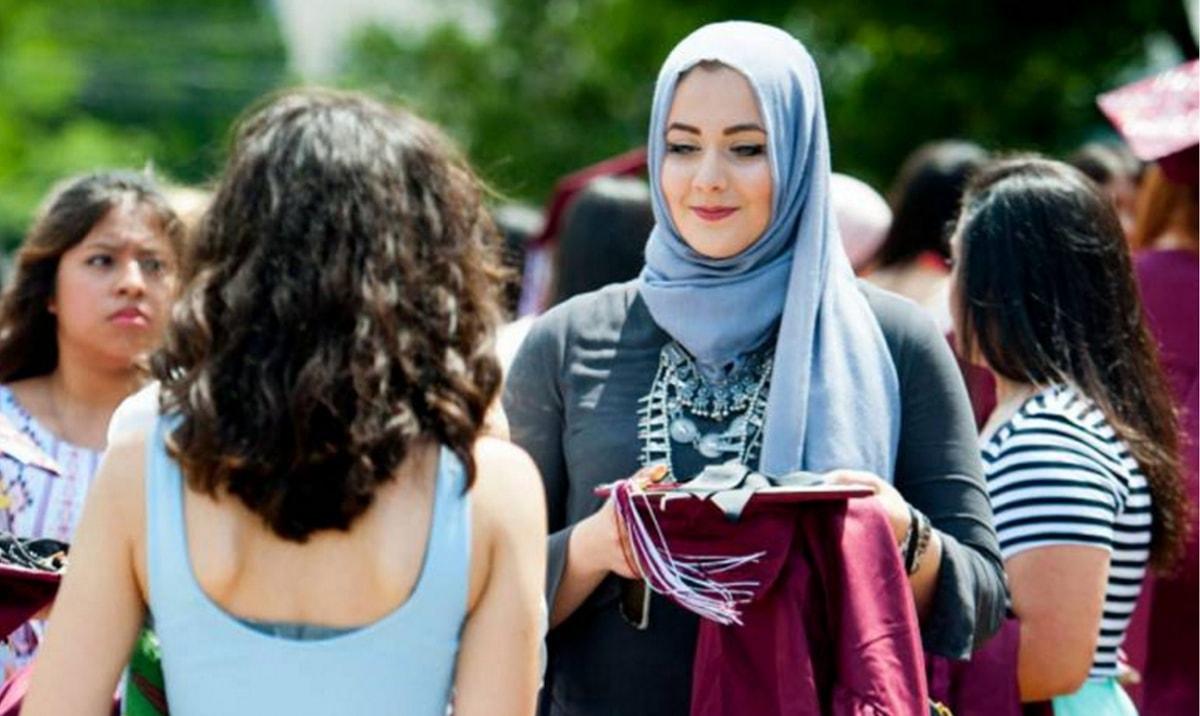 Мусульманские подростки. Турчанки в хиджабе на улицах. Женщины в хиджабе на улице. Мусульманка на улице. Турецкие женщины.