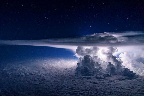 10. Fırtına oluşumu - 11.000 metre yükseklikteki bir uçaktan görülen bir manzara ☁🌪