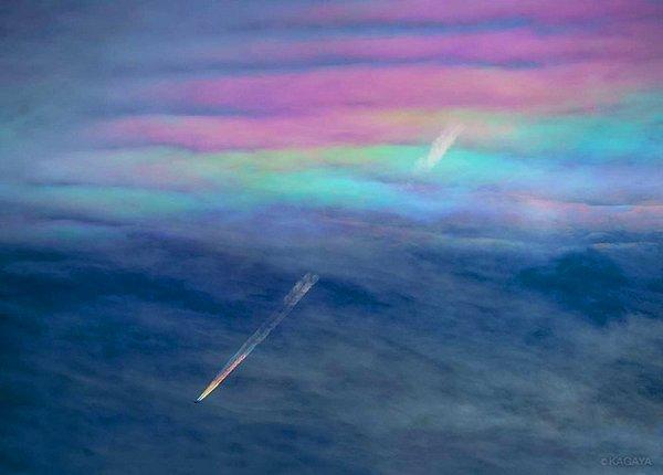 23. Gökkuşağının renklerini taşıyan bir uçak 🌈