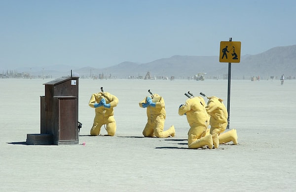 7. Как вы уже, скорее всего, поняли, многие участники ходят на этом фестивале в костюмах персонажей искусства, зверей, предметов и так далее.