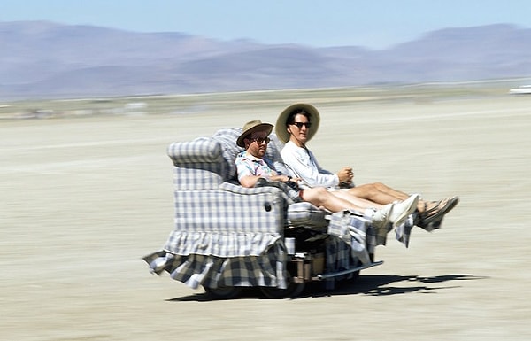 12. А что насчет дивана, летящего по пустыне на все парах? 😂