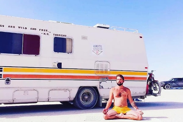 13. Во время фестиваля люди живут в пустыне, как в более или менее комфортабельных трейлерах...