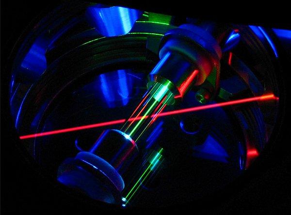 10. Nanyang Teknoloji Üniversitesi'nden araştırmacılar, doğru bir frekansta yansıtılan lazer ışınlarının atomları yavaşlatabileceğini keşfetti.