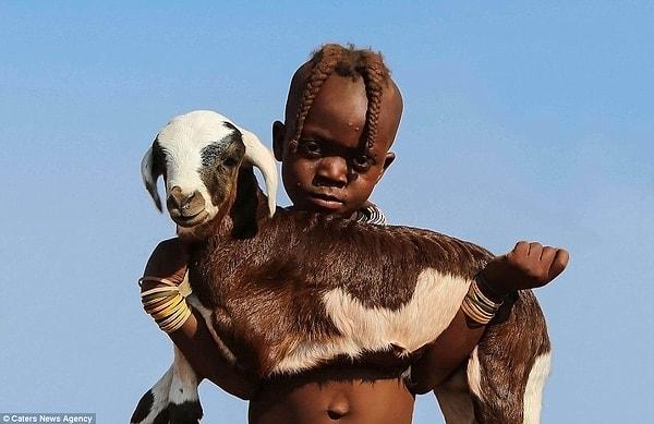 Fakat Himba kabilesi, bunlardan farklı olarak, geleneklerine gerçekten bağlı bir yaşam sürüyor. Turistler için değil; sevdikleri, alıştıkları ve güzel buldukları için giyimlerini ve evlerini değiştirmiyorlar.