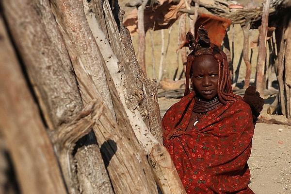 Maalesef 80'lerde gerçekleşen kuraklıktan dolayı Himba kabilesi hayvanlarının yani tek geçim kaynaklarının neredeyse %90'ını kaybetti. O zamandan beri durum pek iç açıcı değil.