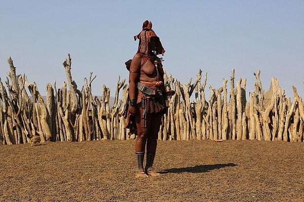 Umuyoruz ki Himba kabilesi, değişen dünyanın getirdikleri ve dayattıklarıyla beraber kültürlerini ve topraklarını kaybetmezler...