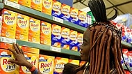 Gelenekler Modern Dünyayla İç İçe: Süper Marketten Alışveriş Yapan Afrikalı Kabile Kadını