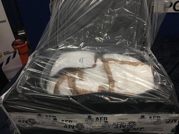 Gemide seyahat etmekte olan iki genç kadının valizlerinde toplam 93 kg kokain, yiyecek paketlerine saklanmış şekilde bulundu.