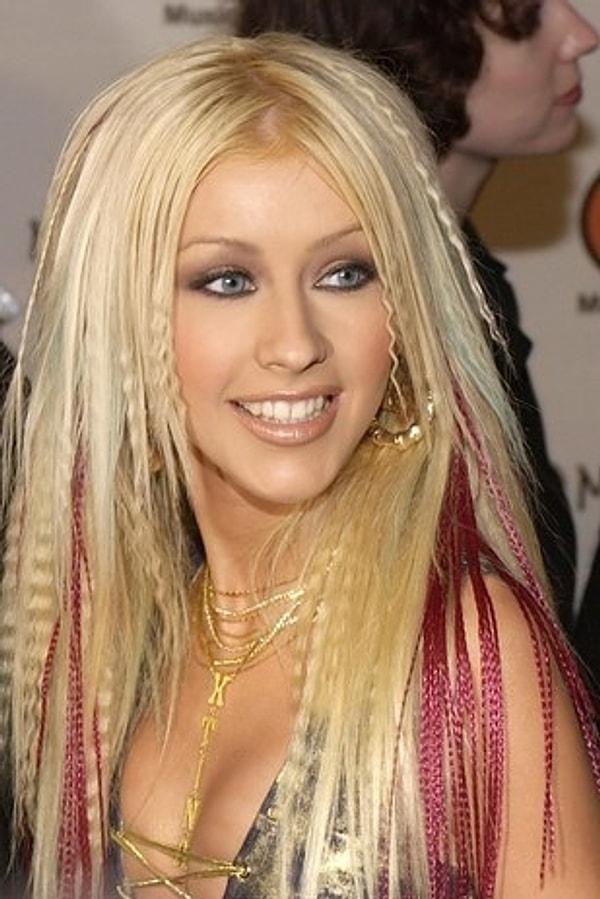 1. Saçların dalgalı olsun diye yaptığın örgüleri açtığında sonuç Christina Aguilera'nın tostlu saçlarıyla aynı olurdu.