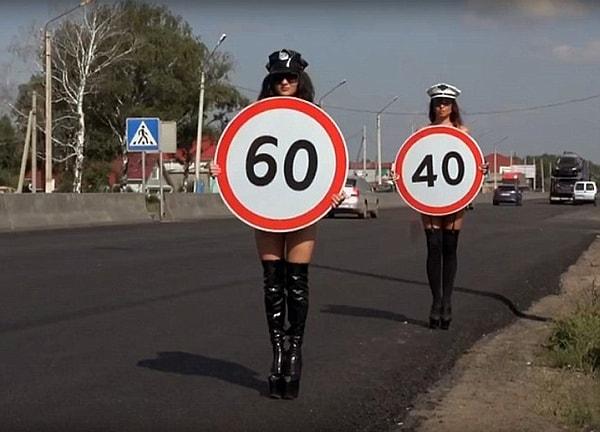 Yol güvenliği kampanyası Avtodrizhenia tarafıdan yapılan bu denemede, genellikle hız limitini aşan erkek sürücülerin, 'yol güvenliği asistanları' adı verilen bu kadınlara bakmak için yavaşladığı ortaya çıkmıştı.