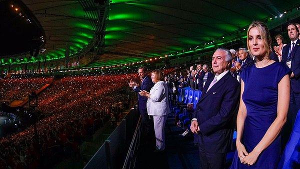 Törende bazı izleyiciler, Brezilya'nın görevi yeni devralan Devlet Başkanı Michel Temer'i yuhaladı.